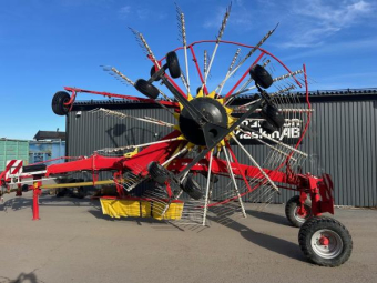 PÖTTINGER TOP 972 C STRÄNGLÄGGARE Övrigt PÖTTINGER TOP 972 C STRÄNGLÄGG Centrumläggande
9,8m arbetsbredd
Strängduk
Multtasthjul, ställbart i sid- och höjdled
6 hjul/rotor
Hjul dimension rotor: 18.5 x 8.5-8
Transporthjul: 380/55-17 IMP