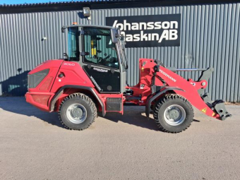 WEIDEMANN 3060 HJULLASTARE Övrigt WEIDEMANN 3060 Introduktionspris 895000 exkl moms
Hytt med 1 dörr 2-delad dörr Sol gardin
Stol med hög rygg luftfjädring o värme
Air Condition
Radio förberedd
Arbets lampor Led Performans 2000 lumen 2+2
Roterande varnings ljus 
Motor Kohler KDI2504 TRC 48Kw
Motor och oljetank värmare 220v
Hand gas
Drive mode Auto/Eco M-drive Manuell inch
30km/h
Elektisk handbroms med hill hold funktion
400/70R20 ALLIANCE MULTIUSE 550 
Euro sms hyd låsning
Last arms dämpare
3-e funk Proposional
Stora pumpen 41,7ccm 91 L/min
fri retur fram
el tryck lösare
13 stift el fram 2x funtion och belysning
7-stift el bak
Back varnare
Back kamera
Bak vikt 200kg
36 mån equip care