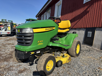 Åkgräsklippare John Deere X304 med 107cm klippdäck John Deere X304 med 107cm klippdäck 