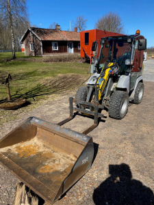 KRAMER 5040 HJULLASTARE (GUL) (KUND) Kramer 5040 HJULLASTARE (GUL) (KUND) KUNDFÖRMEDLING
...
315/55R16 CONTI MPT81 ET-35
ARBETSBELYSNING BAK
RADIO BLUETOOTH
ARBETSBELYSNING FRAM
HJULLASTARE MED FYRHJULSSTYRNING
VALBAR STYRNING FRAM/4-HJULS/KRABBSTYRNING
30 KM/H (19 MPH)
RADIO BLUETOOTH
STANDARDVÄRME
ROTERANDE VARNINGSLJUS
LINCOLN CENTRALSMÖRJNING
HÖGFLÖDE, EXTRA HYDRAULIK FRAM
TRYCKAVLASTNING FÖR TREDJE HYDRAULKRETS
DRAGANORDNING (RANGERINGKOPPLING)
7-POLIGT UTTAG FRAM
...
MNR 34987
...
PRIS EXKL. MOMS: 475.000:-
...
Vi reserverar oss för felskrivning. Kontakta alltid oss innan du åker och tittar, så vi kan säkerställa att maskinen finns på plats.
