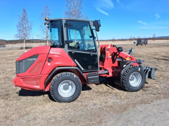 WEIDEMANN 2060 STEG 5 Övrigt WEIDEMANN 2060 STEG 5 845000 ex moms introduktiond pris
Rehlko motor KDI 1903 TCR
Hytt med enkeldörr värme o vent
Luftfjädrad stol tyg med värme
Luftkonditionering
Radio förberedd
Panoramapgel invändig
Trafik belysning
Led Arbetsljus 2fram 1 bak
Roferande varnings ljus
Motor och hydral oljetank värmare 220v
30km/h
440/50R17 BKT Tracksuper Et-15  RP
Euro/sms hyd låsning
Lastarms dämpare
Stora hydralpumpen 74,1 L/min
Fri retur fram
Tryckavlastning fram på lastarmarna
13pol el fram med dubbelfunktion
7stift el bak
Batterifrånskiljare utv mekanins
Back kamera
Bakvikt 200kg
Equipcare 36 mån
Längd 4480mm
bredd 2425
Lyftkraft Skopa rak maskin 3510Kg
Lyftkraft Pallgaffel rak maskin 2890Kg