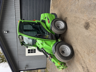 Avant 650 Kompaktlastare utr enligt spec. Övrigt Avant 650i Nyskick Mycket fin avant 650i tll salu. Rikligt utrustad med bland annat:
 Hjul 320/55-15, GR Fälg: 10x140,
 4X4 med antislipventil och lock on/lock-off diff inkl. frihjulskoppling,
 Parallellföring,
 Redskapsfäste med mekanisk låsning,
 Joystick 4-funktioners,
 Elfunktion för joystick Opticontrol,
 Hydrauluttag fram standard,
 Ropsbåge med tak,
 Arbetsbelysning LED 2500 Lumen,
 Kulkoppling 50 mm,
 Hytt GT,
 Luftfjädrad förarstol,
 Trafikljussats,
 Motorvärmare