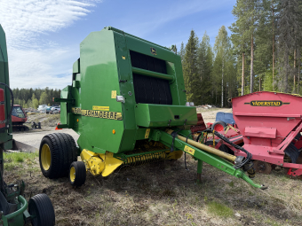 Rundbalspress John Deere 580 John Deere 580 Denna maskin omfattas ej av ML Trygghetsköp 3mån/100tim
Maskinen säljes för kunds räkning utan garanti.
För mer information kontakta din säljare.