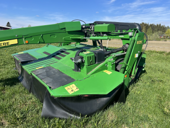 John Deere 835 CP John Deere 835 Slåtterkross Denna maskin omfattas ej av ML Trygghetsköp 3mån/100tim
Maskinen säljes för kunds räkning utan garanti.
För mer information kontakta din säljare.

Använd senast i augusti 2025.
Ny matta.
