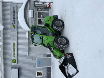 Avant 760i Kompaktlastare Demo Övrigt Avant 760i "DEMO" Hjul 400/50-15, GR, 4X4 med antislipventil och lock, 
flytläge för parallellföring,
Parallellföring, 
Redskapsfäste, hydrauliskt, 
Arbetsbelysning LED 700 Lumen
Hydrauluttag fram standard, 
Varningsljus "Beacon"4 st, 
Hytt GT,
Kulkoppling 50 mm med sprint,
Bakvikt med handtag 29 kg
Sidovikter par 180 kg
Motorvärmare
Stansning av serienummer