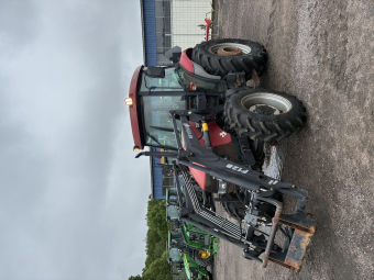 CASE IH JX60 TRAKTOR Case IH JX60 TRAKTOR VRETEN LASTARE F12BG MED 3: FUNKTION SAMT MULTIKOPPLING FÖR REDSKAP
2DV HYDRAULUTTAG BAK  BRA BELYSNING  O EL- MOTORVÄRMARE
BRA DÄCK CA 80% BAK 420-85/30 FRAM 280-85/24
...
MNR 39965
...
PRIS EXKL. MOMS: 339.000:-
...
Vi reserverar oss för felskrivning. Kontakta alltid oss innan du åker och tittar, så vi kan säkerställa att maskinen finns på plats.
