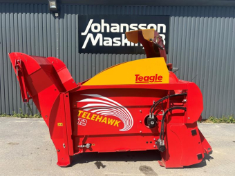 TEAGLE TELEHAWK T2 STORA BM (DEMO) Övrigt TEAGLE TELEHAWK T2 ST BM DEMO Ord, pris 356900 exkl moms
Demopris 299000 exkl moms
Hydraulisk drift för enkel montering på lastmaskin/teleskoplastare.
Bra överblick monterad fram i lastare.
280° vridbart utblås.
Upp till 13,5 meters spridningslängd.
Trådlös elstyrning via Bluetooth.
Automatisk start och stopp av bottenmattan beroende på rotorns belastning.
SC9091 LBK-godkännande Tomahawk Box
SC6060 Redskpasfäste Volvo BM
Maskinnr: 70456
Serienr: 15522
NYPRIS EXKL. MOMS 356.900:-
FÖR DEMOPRIS 0935-398 33