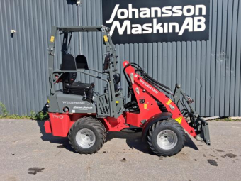 WEIDEMANN 1140 CX25 EPS Övrigt WEIDEMANN 1140 CX25 EPS Fällbart tak EPS
Lädersits med värme
Led arbets ljus 1+2
Motorvärmare 220v
K75 Axel Hydrostatisk allhjulsdrift 13km/h
26x12-12 BKT AS Däck
Trima Sms med hyd låsning
Bakvikt 96kg
Justerbar rattstång
3-e funktion komfort 
Diesel Perkins 403J-11