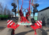 PÖTTINGER TOP 972 C STRÄNGLÄGGARE Övrigt PÖTTINGER TOP 972 C STRÄNGLÄGG Centrumläggande
9,8m arbetsbredd
Strängduk
Multtasthjul, ställbart i sid- och höjdled
6 hjul/rotor
Hjul dimension rotor: 18.5 x 8.5-8
Transporthjul: 380/55-17 IMP PÖTTINGER TOP 972 C STRÄNGLÄGGARE