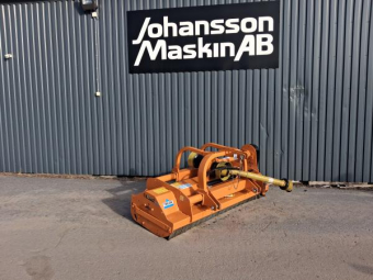 BERTI SLAGSLÅT. EKR S200 Övrigt BERTI SLAGSLÅT. EKR S200 Uppdrag 48000 ex moms
Fördelar:
Hydraulisk sidoförskjutning är standard och ger ett rörelsemönster på 50 cm.
Kan köras front- eller bakmonterad med 540 eller 1 000 rpm
Anpassad för traktorer i mellanklassen.
Erhålls med hammarslaga alternativt Y-kniv.
Ingen avskrapare krävs tack vare den självrengörande stödrullen.
Frihjul i växellåda.