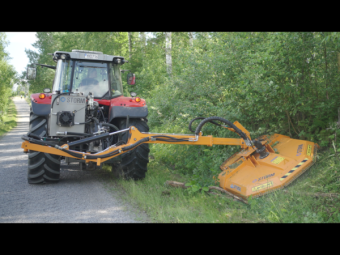 OPTIMAL KEDJERÖJARE M1650 STORM Övrigt OPTIMAL KEDJERÖJARE M1650 STOR Fördelar:
Total räckvidd 5,4 m genom ett parallellogram med ett stort rörelsemönster och 
teleskopfunktion på stickan.
Hydrauliskt tiltbart huvud 90 grader.
Hydrauliskt påkörningsskydd.
Hydraulisk drift, eget hydraulsystem med oljekylare.
Stor oljetank på 160 liter optimalt placerad som motvikt.
Oljekylare monterad på oljetanken som standard.
Sunfab axialkolvpump och motor med högt systemtryck.
Hög verkningsgrad och få komponenter med mindre rörliga delar ger enkel service och låg underhållskostnad.
Uppdaterat kedjemagasin som kan bestyckas med 10 och 13 mm kedja (13 mm standard).
Hela klipphuvudet i Hardox .
Utbytbara slitmedar i Hardox .
El proportionell styrning med joystick.
Teknisk data
Räckvidd mm	5480
Vikt kg	1350
Arbetsbredd i cm	165
Övrig information	Hydrauliskt påkörningsskydd
Styrning	El proportionell
PTO rpm	540
Effekt på klipphuvudet, hk	75
Traktorstorlek, vikt	Min 5 ton
Slitdetaljer	Hardox 500
Härdad kedja, mm	(10)/13 std
Sidoförskjutning	Max 249 cm