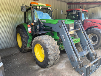 JOHN DEERE 6930 AP TRAKTOR John Deere 6930 AP TRAKTOR INKOMMANDE FEBRUARI 2026
...
QUICKE Q66 FRONTLASTARE  FÄSTJÄRN  TLS  710/60X38 600/60X28 MICHELIN
JD ELSERVO  CLIMA TRAC  PASS.SÄTE  HYDR.V.BROMS  3 DUBB.UTTAG  LS
LUFTSÄTE DELUXE  ATU 200 RATT
...
MASKINNR: 9872
...
PRIS EXKL. MOMS: 695.000:-
...
Vi reserverar oss för felskrivning. Kontakta alltid oss innan du åker och tittar, så vi kan säkerställa att maskinen finns på plats.
