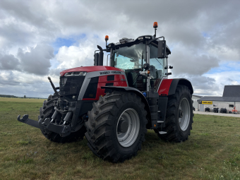 MF 8S 305 DVT Ex  Front lyft pto Massey Ferguson mf 8s EX Dvt 305-23 Mycket fin 8S som är fullservad, samtliga utförda vid Imago. En ägare.
Steglös Transmission  40 km/h.Fullutrustad.
Frontlyft 4800 kg. elventiler, 2 Dubbelverkande + retur.
Frontkraftuttag 6 sp. 
Ledade framskärmar-extra breda, bakskärmar 2,75 m.
Däck BKT 710/70 R42 &Trelleborg 600/70 R30 .
Radio/MP3/front Aux-in/Bluetooth/USB connector/DAB+ i armstöd, Trimble Auto Guide SM & Speedsteer 
Positionsljus brett fordon, 16 LED arbetsljus
Traktortimmar 4558
Ring eller maila Tobbe eller John 0498-654505/654508
Fri leverans till Oskarshamn eller Nynäshamn
Pris 1495000kr ex moms.
