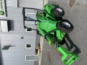 Kompaktlastare Avant 420 med teleskoputskjut -2010 Avant Avant 420 Däck 23x8.50-12. 6 hålsfälg traktor
Lyftkraft 1000 kg
Lyfthöjd /teleskoputskjut 2200/2750 mm