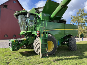 JOHN DEERE S685 SKÖRDETRÖSKA 35 FOT John Deere S685 SKÖRDETRÖSKA 1250/50R32 MITAS DRIVHJUL, 750/65-26 MICHELIN VF 
4 WD  GPS  VÅGCELLER
SMALAR HJUL FINNS ATT TILLGÅ
TÖMINGSRÖR 7,90 
JOHN DEERE 635X SKÄRBORD  2630 SKÄRM
DRIFTSTID: CA 1850 MOTOR- / 1370 VERKTIMMAR
...
MNR 19939
...
PRIS EXKL. MOMS: 2.150.000:-
...
Vi reserverar oss för felskrivning. Kontakta alltid oss innan du åker och tittar, så vi kan säkerställa att maskinen finns på plats.
