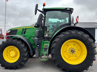 JOHN DEERE 6250R TRAKTOR John Deere 6250R TRAKTOR *FRONTLYFT  
*4 DUBBELVERKANDE UTTAG  
*AUTOTRAC  
*STARFIRE 6000 MOTTAGARE  
*SEKTIONSKONTROLL
*710/70X42 & 600/70X28 CA 70%  
*40 KM/H  
*VAGNSBROMS  
*LUFTBROMS
...
MNR 30099
...
PRIS EXKL. MOMS: 1.895.000:-
...
Vi reserverar oss för felskrivning. Kontakta alltid oss innan du åker och tittar, så vi kan säkerställa att maskinen finns på plats.
