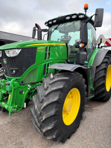 JOHN DEERE 6250R TRAKTOR 40 KM John Deere 6250R TRAKTOR *FRONTLYFT  
*4 DUBBELVERKANDE UTTAG  
*AUTOTRAC  
*STARFIRE 6000 MOTTAGARE
*SEKTIONSKONTROLL  
*710/70X42 600/70X28 CA 70% 
*2 DUBBELVERKANDE UTTAG FRAM  
*40 KM/H  
*VAGNBROMS  
*LUFTBROMS
...
MNR 32665
...
PRIS EXKL. MOMS: 1.995.000:-
...
Vi reserverar oss för felskrivning. Kontakta alltid oss innan du åker och tittar, så vi kan säkerställa att maskinen finns på plats.
