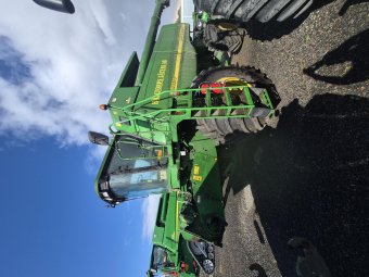 JOHN DEERE STS 9880 TRÖSKA 25 FOT John Deere STS 9880 TRÖSKA 25 FOT 25 FOT SKÄRBOD MED VAGN  SKÖRDEMÄTNING  DÄCK 900/60X32 540/65X28
...
DRIFTSTID: CA 4000 TIMMAR
...
MNR 17113
...
PRIS EXKL. MOMS: 690.000:-
...
Vi reserverar oss för felskrivning. Kontakta alltid oss innan du åker och tittar, så vi kan säkerställa att maskinen finns på plats.
