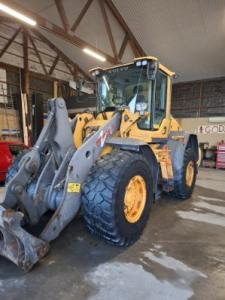 VOLVO L90H LASTMASKIN Volvo L90H LASTMASKIN OBS! MASKINEN KOMMER IN TILL OSS FÖRST I NOVEMBER

VOLVO L90H - UTRUSTNING

DÄCK: 20.5-25 L4
SNABBFÄSTE
SEPARAT REDSKAPSLÅSNING
3:E HYDRAULFUNKTION
4:E HYDRAULFUNKTION
BELYST REDSKAPSFÄSTE
SIDOMARKERINGSBELYSNING
LASTDÄMPARE (BOOM SUSPENSION SYSTEM)
STÄLLBAR RATT
SOLSKYDDSGARDINER
LUFTSTOL MED VÄRME
ATC KLIMATANLÄGGNING (AIR CONDITIONING)
RADIO
CDC-SPAKSTYRNING
MOTORVÄRMARE MED GRENUTTAG
TURBO 2 LUFTFILTER
EXTRA ARBETSBELYSNING LED
DUBBLA LYKTRAMPOR FRAM OCH BAK
ARBETSBELYSNING PÅ HÖGER OCH VÄNSTER SIDA
CENTRALSMÖRJNING
HELTÄCKANDE SKÄRMAR
REVERSERANDE KYLFLÄKT
FÖRBEREDD FÖR CARETRACK (GPS/TELEMATIK)
FÄLLBART BLIXTLJUS/ROTATIONSLJUS
BACKKAMERA
XENON-/BLIXTLJUS
ELSPEGLAR
BRANDSLÄCKARE
INSTRUKTIONSBOK
CE-MÄRKT MASKIN
MILJÖPAPPER
MILJÖMOTOR STEG 4

DETTA ÄR EN OVANLIGT VÄLUTRUSTAD VOLVO L90H MED CDC-SPAKSTYRNING, CENTRALSMÖRJNING, LASTDÄMPNING, BACKKAMERA, CARETRACK-FÖRBEREDELSE, VÅGSYSTEM SAMT 3:E OCH 4:E HYDRAULFUNKTION, VILKET GÖR DEN MYCKET LÄMPLIG FÖR ENTREPRENAD-, ÅTERVINNINGS- OCH MATERIALHANTERING.
...
MNR 40263
...
PRIS EXKL. MOMS: 1.295.000:-
...
Vi reserverar oss för felskrivning. Kontakta alltid oss innan du åker och tittar, så vi kan säkerställa att maskinen finns på plats.

