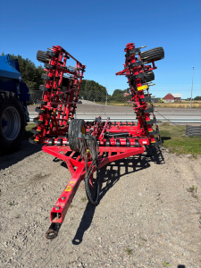 VÄDERSTAD NZA700 HJULHARV CB EFTERHARV Väderstad VÄDERSTAD NZA700 HJULHARV CB E ÅRSMODELL 2012 
BAKRE CROSSBOARD LIGHT 
EJ EFTERHARV 
RESERVHJUL 
...
MNR 15325
...
PRIS EXKL. MOMS: 220 000:- 
...
Vi reserverar oss för felskrivning. Kontakta alltid oss innan du åker och tittar, så vi kan säkerställa att maskinen finns på plats.
