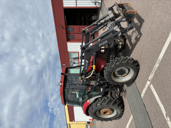 CASE IH JX60 TRAKTOR Case IH JX60 TRAKTOR VRETEN LASTARE F12BG MED 3: FUNKTION SAMT MULTIKOPPLING FÖR REDSKAP
2DV HYDRAULUTTAG BAK  
BRA BELYSNING
EL- MOTORVÄRMARE
BRA DÄCK CA 80% BAK 420-85/30 FRAM 280-85/24
...
MNR 39965
...
PRIS EXKL. MOMS: 339.000:-
...
Vi reserverar oss för felskrivning. Kontakta alltid oss innan du åker och tittar, så vi kan säkerställa att maskinen finns på plats.
