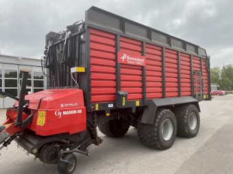 KVERNELAND 11080C SNITTVAGN Kverneland 11080C SNITTVAGN Arbetsbredd: 2 m
Max. volym: 80,2 m3
Transportvikt: 24 000 kg
...
K 80 drag, måste sitta ca 50kula vid sidan om för tvångsstyrningen, monitor,syra munstycke , Syra pump,
belysning, 800/45R26,5 Däck
Ej vändbara knivar. Genomgången inför denna säsong ( Knivtrumma, Knivar)
...
Finsnittvagn med dubbla användningsområden.
Den nya vagnen med dubbla funktioner tar kapaciteten till en ny dimension med sin lastkapacitet på 
mer än 80 m£.11080C erbjuder ett stort antal funktioner som det nya innovativa MaxiFlow-pickupsystemet
med hydraulisk drivlina, ISOBUS-styrsystem, fjäderbelastade boggieaxlar och en till stor del
dimensionerad kedje- och lamelltransportör för snabb och effektiv avlastning.
...
Fördelarna:
MaxiFlow pick-up utan kamspår för lågt slitage och smidig drift.
Ny hydraulisk drivlina på pick-upen med svängbar mittfjädring.
25 mm breda ingående pinnar säkerställer ett effektivt flöde av gröda.Inmatningsrotor med hög kapacitet och rotor med 800 mm diameter.
Förhackningssystem med 40 knivar.
Enkelt underhåll - hela knivenheten är utsvängd för enkel åtkomst.
ISOBUS-styrning.
Fjäderbelastade boggiaxlar.
Kraftigt dimensionerad kedje- och lamelltransportör för snabb och effektiv avlastning.
...
MNR 38918
...
PRIS EXKL. MOMS: 479.000:-
...
Vi reserverar oss för felskrivning. Kontakta alltid oss innan du åker och tittar, så vi kan säkerställa att maskinen finns på plats.
