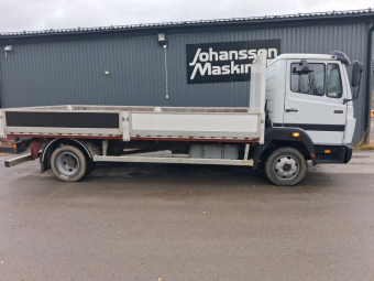 MERCEDES 814 LASTBIL MED RAMPER (UPPDRAG) Övrigt MERCEDES 814 LASTBIL MED RAMPE Uppdrag 63600 ex moms
Flaket är 260x500 ramper ingår
Lastar 3900Kg typ en Grävmaskin på 3 ton funkar
Besiktad  juli 2026 Besikta senast 20270731
Manuell växel låda  Luftbromsar
225/75R17,5 Saipde däck MS
Perfekt Entreprenad lastbil