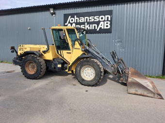 WILLE 725 REDSKAPS BÄRARE Övrigt WILLE 725 REDSKAPS BÄRARE 235000 ex moms
365/80R20 Klack däck
Trima sms hyd låsning
Drivex 180 planerings skopa
Baklyft med sms och hitch