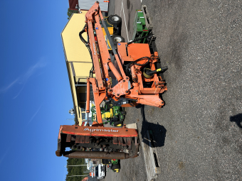 AGRIMASTER GOLDEN SHARK 700 ZP ARMKLIPPARE Agrimaster GOLDEN SHARK 700 ZP ARMKLIPPAR AGRIMASTER GOLDEN ZP 700-125

FABRIKAT: AGRIMASTER
MODELL: GOLDEN ZP 700-125
ÅRSMODELL: 2020
CHASSINUMMER: 01120
TYP: ARMKLIPPARE/SLÄNTKLIPPARE
ARBETSBREDD KLIPPHUVUD: 125 CM
RÄCKVIDD: CA 700 CM
REKOMMENDERAD TRAKTORVIKT: MINST CA 4 000 KG
KRAFTUTTAG: 540 RPM
HYDRAULSYSTEM: SEPARAT HYDRAULIK
HYDRAULIKTANK: 175 LITER
OLJEKYLARE: JA
HYDRAULIKFLÖDE: CA 83 L/MIN
ARBETSTRYCK: CA 220 BAR
TEORETISK EFFEKT PÅ KLIPPHUVUDET: CA 41 HK
STYRNING: ELEKTROHYDRAULISK/PROPORTIONELL STYRNING MED JOYSTICK
ARM: DUBBELT PARALLELOGRAM
KLIPPHUVUD: 235° VRIDNING
STÖDRULLE: Ø 140 MM
DRIVNING: HYDRAULMOTOR MED REMTRANSMISSION
STANDARDKNIVAR: Y-SLAGOR
PTO: 540 RPM
ANSLUTNING: TREPUNKTSMONTERING
...
MNR 28483
...
PRIS EXKL. MOMS: 249.000:-
...
Vi reserverar oss för felskrivning. Kontakta alltid oss innan du åker och tittar, så vi kan säkerställa att maskinen finns på plats.
