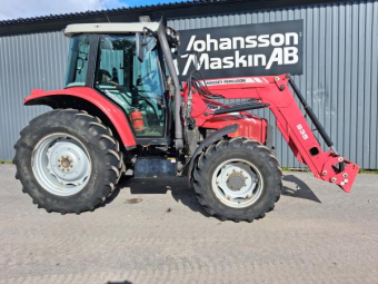 MASSEY FERGUSON 5435 DYNA 4 MF 935 LASTARE Övrigt MASSEY FERGUSON 5435 DYNA 4 MF MF 935 lastare Euro/sms 3-e funk dämpare
420/85R34 340/85R24
2x dubbelv uttag bak + fri retur
Hyd Släpvagns broms
100L/min hydrualpump
540/1000
