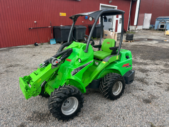 Kompaktlastare Avant 528 utrustad enligt spec. Avant 528 Kompaktlastare LED Arbetsbelysning
6 funktioners joystick
Antislip
Motorvärmare
Parallellföring
Sidovikter 180kg
Kulkoppling med sprint
Nya bussningar lastarm