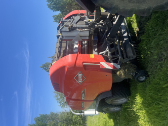 Rundbalspress Kuhn VBP 3165 Intelliwrap Kuhn Intelliwrap VBP 3165 Kuhn Intelliwrap VBP 3165 rempress med filmlindning mm.
Ca 8700 bal.
Ring för mer info.