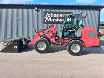 WEIDEMANN 5080 HJULLASTARE (DEMO) Weidemann 5080 Hjullastare S BM 695000 exkl moms MAXUtrustad
Uppdrag
Perkinsmotor 122HK Steg IV AdBlue,High Flow hydraulpump 150l/min
Hydrauloljevärmare Oljekylare
Drag 1 dubbelv 7-polig el fri retur
Stora BM Anfästning hydraulisk låsning
Motorhydrualik+ 3e funktion fram Fri retur + läckolje ledning
Lastarmsdämpning 
Allinnce 550 däck 400/70R22,5
3-polig el fram fri retur fram
Luftstol med värme, Motor och kupé värmare, 40km/h, 
Rotella varselljus, huvudströmbrytare, AC, Radio, 
Led Arbetsbelysning
startspärr via nyckel, 
Motorvärmare 220v
Quicke Planerskopa 240 SBM
Saipade Vinterdäck Continental 385/55R22,5
Partikel filter bortmonterad (följer med)
Besiktnings protokoll SMP medföljer