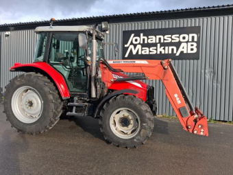 MASSEY FERGUSON 5445 MF 945 EURO/SMS Övrigt MASSEY FERGUSON 5445 MF 945 Vändbar förar plats Skogshytt
Dyna 4 40km/h Kopplings fri F/B
MF 945 Lastare Euro/Sms 3-e funktion Dämpare
420/85R34 340/85R24
2x dubbelverkande uttag bak + Fri Retur