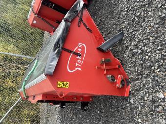 Sandspridare Tokvam SMA1600 Tokvam Sandspridare SMA 1600 Tokvam SMA 1600 är en kraftfullt byggd självlastande spridare med hydraulisk drift, 
byggd enligt skopprincipen. Kan användas på både traktorer och mindre lastare. 
Detta är spridaren för långa vägsträckor och stora parkeringsplatser och ytor. 
Behållarvolymen för SMA 1600 är 1600 liter eller 2000 liter med förhöjning (extrautrustning) och spridningsbredden är 230 cm.