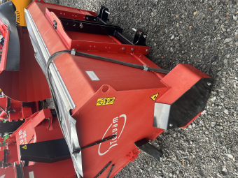 Sandspridare Tokvam SMA1600 Tokvam Sandspridare SMA 1600 Tokvam SMA 1600 är en kraftfullt byggd självlastande spridare med hydraulisk drift, 
byggd enligt skopprincipen. Kan användas på både traktorer och mindre lastare. 
Detta är spridaren för långa vägsträckor och stora parkeringsplatser och ytor. 
Behållarvolymen för SMA 1600 är 1600 liter eller 2000 liter med förhöjning (extrautrustning) och spridningsbredden är 230 cm.