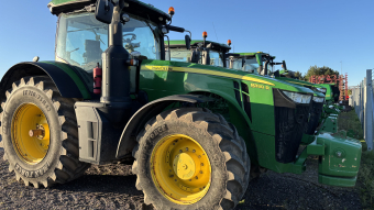 JOHN DEERE 8320R E23 TRAKTOR John Deere 8320R E23 TRAKTOR TRAKTORN ÄR UTRUSTAD MED:
E23 VÄXELLÅDA, EN HELPOWERSHIFT-VÄXELLÅDA MED 23 FRAMVÄXLAR OCH 11 BACKVÄXLAR
ACTIVECOMMAND STEERING, ETT AVANCERAT, ELEKTRONISKT STYRSYSTEM FÖR STÖRRE TRAKTORER 
(SOM 7R- OCH 8R-SERIERNA) SOM ANPASSAR STYRMOTSTÅND OCH UTVÄXLING EFTER HASTIGHET FÖR BÄTTRE KOMFORT OCH KONTROLL. 
AUTOTRAC SF1 KLAR MED STARFIRE 6000 MOTTAGARE
4600 PROCESSOR
710/75X42 BAKHJUL
650/60X34 FRAMHJUL
VAGNSBROMS  
KYLSKÅP  
ELSPEGEL
TLS, FJÄDRANDE FRAMAXELSYSTEM
AKTIVT SÄTE  
5 DUBBELVERKANDE UTTAG  
LED BELYSNING  
LÄDERRATT

DRIFTSTID: CA 6600 TIMMAR
...
MNR 21471
...
PRIS EXKL. MOMS: 1.395.000:-
...
Vi reserverar oss för felskrivning. Kontakta alltid oss innan du åker och tittar, så vi kan säkerställa att maskinen finns på plats.
