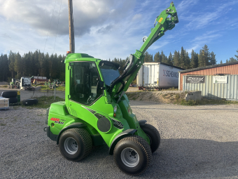Kompaktlastare Avant 640 med DLX-Hytt Avant 640 med DLX Hytt Utrustning:
65212 Hjul 26x12.00-12, GR
A47829 Joystick 8-funktioners
A34015 Flytläge för parallellföring
A21511 Hytt DLX med AC på taket
A36878 El-funktion till joystick
A417337 Kulkoppling 50 mm med sprint
A36572 Gallerskydd bakre
A424303 4X4 med antislipventil och lock on/lock
A35830 Lastdämpare
A413706 Luftfjädrad förarstol
A34144 Parallellföring
A34956 Redskapslås hydrauliskt
Flytläge
Motorvärmare