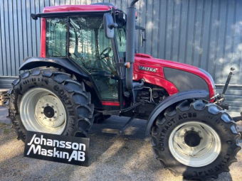 VALTRA A72 FRONTLYFT UPPDRAG Övrigt VALTRA A72 FRONTLYFT Uppdragsförsäljning
12/12 vxl 40km/h
540/540E
Fram/back
Knappkoppling
Frontlyft
Dbl. verkande uttag fram
420/85R34 340/85R24
Hitchkrok med swingbak