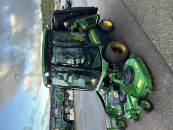 JOHN DEERE 1570 ROTORMASKIN John Deere 1570 ROTORMASKIN HYTT MED VÄRME 
GRAMMERSTOL  
72 TUM KLIPPDÄCK MED SIDOUTKAST
HÖGTIPPANDE 600 LITERS UPPSAMLARE 
HYDRAULIK FRAM OCH BAK FÖR SNÖUTRUSTNING
LEV MED NYA BAKHJUL
...
MNR 35984
...
PRIS EXKL. MOMS: 239.000:-
...
Vi reserverar oss för felskrivning. Kontakta alltid oss innan du åker och tittar, så vi kan säkerställa att maskinen finns på plats.
