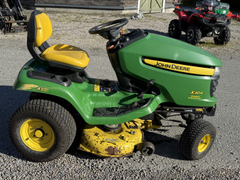 Åkgräsklippare John Deere X304 med 107cm klippdäck John Deere X304 med 107cm klippdäck 
