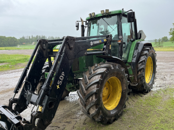 JOHN DEERE 6810 PQ+ TRAKTOR FR.LYFT PTO John Deere 6810 PQ+ TRAKTOR TRAKTORN ÄR INKOMMANDE I OKTOBER/NOVEMBER
...
TRIMA 5.0+ FRONTLASTARE MED EURO/SMS FÄSTE  
HJUL: 650/65X38   540/65X28  
TLS
96l PUMP  
YTTRE 3-P  
3 DUBBELVERKANDE UTTAG  
AC  
LUFTFJÄDRADSTOL DELUXE
HYDRAULISK VAGNBROMS  
ATU 300 RATT
...
MNR JD87
...
PRIS EXKL. MOMS: 329.000:-
...
Vi reserverar oss för felskrivning. Kontakta alltid oss innan du åker och tittar, så vi kan säkerställa att maskinen finns på plats.
