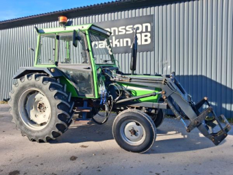 DEUTZ D6507C BERGSJÖLASTARE SMS Övrigt DEUTZ D6507C BERGSJÖLASTARE 16,9-34 95% 7,50-18 95%
2x dubbelverkande uttag bak
Hitchkrok
Led arbetsbelyning