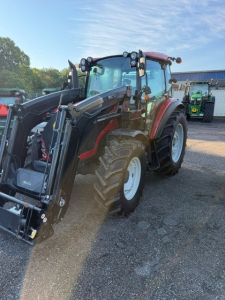 VALTRA A95 HI TECH TRAKTOR LASTARE Valtra VALTRA A95 TRAKTOR TRAKTORN ÄR UTRUSTAD MED:
*VALTRA G3S FRONTLASTARE UTR MED EURO/SMS, TREDJE FUNKTION & LASTDÄMPNING
*EXTRA LJUS FRAM OCH BAK 
*ROTERANDE LJUS  
*FRAMSKÄRMAR 
*SKÄRMBREDDARE BAK
*3 DUBBELVERKANDE HYDR UTTAG BAK 
*HYDR VAGNSBROMS 
*TORKARE BAK 
*AC
GLASTAK 
*RADIO 
*LUFTSTOL 
*MEDÅKARSITS 
*KOPPLINGSFRI FRAM-BACK 
*BACKKAMERA
*480/70R34 BAK 
380/70R24 FRAM 
*HJULVIKTER BAK 
*NYSKICK

DRIFTSTID:
CA 330 TIMMAR
...
MNR: 40306
...
PRIS EXKL. MOMS: 649 000:-
...
Vi reserverar oss för felskrivning. Kontakta alltid oss innan du åker och tittar, så vi kan säkerställa att maskinen finns på plats.
