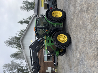 Traktor John Deere 6140R med Trima 5.1P-Lastare John Deere 6140R med Trima 5.1P-Lastare 