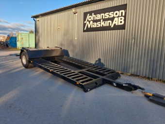 MULTICARGO MASKINTRAILER 10 TON Övrigt MULTICARGO MASKINTRAILER 10 TO 119900 ex moms
ADR-axlar med 8-bultade nav.
Hydrauliska bromsar.
Transporthastighet 40 km/h.
LED-trafikbelysning.
Integrerad verktygslåda.
Lång lastlängd.
Slitytor i trä (tillval)
Flyttbar säkerhetsbåge (tillval)
Lastar 10 ton totalvikt 11750Kg
Max vikt på axeln 8750 max vikt på hitchkrok 3000