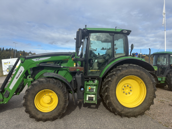 JOHN DEERE 6130R AP TRAKTOR 50 KM FR.LYFT John Deere 6130R AP TRAKTOR 50 KM FR.LYFT TRAKTORN ÄR UTRUSTAD MED:
FRONTLYFT  
AUTOPOWER  
AUTOTRAC SF1 KLAR  
600/65X38 & 540/65X24 TRELLEBORG
3 DUBB.UTTAG  
EXTRA OLJA 14l  
LEDBELYSNING  
JD ELSERVOSPAK 3-F
QUICKE Q5M LASTARE 
...
MNR 26586
...
PRIS EXKL. MOMS: 1.195.000:-
...
Vi reserverar oss för felskrivning. Kontakta alltid oss innan du åker och tittar, så vi kan säkerställa att maskinen finns på plats.
