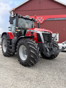 MF 8S 305 DVT EX 50 km/h Massey Ferguson MF 8S 305 Dvt -22 Mycket fin 8S som är fullservad, samtliga utförda vid Imago
Steglös Transmission  50km/h.Fullutrustad.
Frontlyft 4800 kg. elventiler, 2 Dubbelverkande + retur.
Frontkraftuttag 6 sp.isubus fram. 
Ledade framskärmar-extra breda, bakskärmar 2,75 m.
Nya TrelleborgVF 710/70 R42 &Trelleborg VF 600/70 R30 .
Radio/MP3/front Aux-in/Bluetooth/USB connector/DAB+ i armstöd, Trimble Auto Guide SM & Speedsteer 
Positionsljus brett fordon, 16 LED arbetsljus
Traktortimmar 4623
Ring eller maila Tobbe eller John 0498-654505/654508
Fri leverans till Oskarshamn eller Nynäshamn
Pris 1495000kr ex moms.
