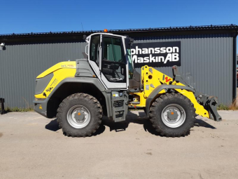 WACKER NEUSON WL95 HJULLASTARE Övrigt WACKER NEUSON WL95 HJULLASTARE Registrerad som motorredskap
Deutz TDC 4.1 S4 DPF 115kW
Radio med CD, AC, Grammerstol med värme, fri retur fram, lastdämpare, backvarnare, 
ecospeed P370 40km/h, 
500/70R24 Mich Bibload ET40 Saipde, telematics , Stora BM fästet,
3:e+4e funktion fram + el, 7pooligt el uttag bak, 2x huvudströmbrytare, 
motor och kupe värmare, handgas/inchreglage.