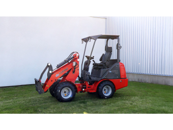 FLEXITRAC 1126 LRF MINILASTARE Övrigt FLEXITRAC 1126 LRF MINILASTARE Demokörd
Ordinarie pris 259,900
Trejon Flexitrac 1126LRF är en del av 11-serien - 
utvecklad för att leverera hög flexibilitet och effektivitet i ett kompakt format.
 Med beprövade komponenter och en tystgående Kubota dieselmotor på 26 hk klarar den ett brett spektrum av arbetsuppgifter.

Enkel att köra - full kontroll
Precis som övriga Flexitrac-modeller sitter föraren på den bakre delen av traktorn. 
Det ger bra överblick och gör maskinen mycket lätt att manövrera, även i trånga miljöer.

Välutrustad från start
Maskinen levereras med omfattande standardutrustning som gör den redo för arbete direkt:

Trima-/SMS-redskapsfäste
Hydrauliskt redskapslås
3:e hydraulfunktion
Arbets- och trafikbelysning